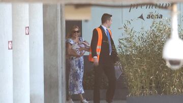 Ana Obreg車n en el aeropuerto junto a la peque?a Ana Sandra Lequio tras regresar de Estados Unidos, a 31 de mayo de 2023, en Madrid (Espa?a)
AEROPUERTO;ANA OBREGON;HIJA;NIETA;31 MAYO 2023
Ra迆l Terrel / Europa Press
31/05/2023