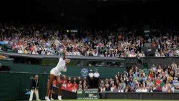 <b>NI GOTA DE LLUVIA. </b>Venus sirve bajo la cubierta de la Centre Court.