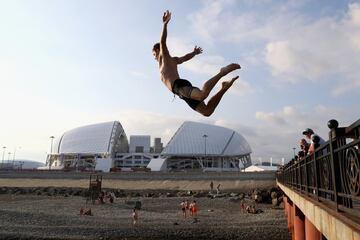 Al lado del estadio de Sochi, en la playa pública, así se divierte este aficionado.