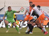 Futbol, Cobresal vs Palestino
Fecha 16, Liga de primera 2025.
El arquero de Palestino Sebastian Perez, derecha, controla el balon durante un partido de la liga de primera realizado en el estadio El Cobre de El Salvador, Chile.
07/09/2025
Oscar Tello/Photosport
Football, Cobresal vs Palestino
16th turn, 2025 First division league.
Palestino goalkeeper Sebastian Perez, right, controls the ball during a first division league match at the El Salvador, stadium in El Cobre, Chile.
07/09/2025
Oscar Tello/Photosport