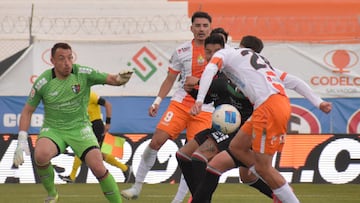 Futbol, Cobresal vs Palestino
Fecha 16, Liga de primera 2025.
El arquero de Palestino Sebastian Perez, derecha, controla el balon durante un partido de la liga de primera realizado en el estadio El Cobre de El Salvador, Chile.
07/09/2025
Oscar Tello/Photosport
Football, Cobresal vs Palestino
16th turn, 2025 First division league.
Palestino goalkeeper Sebastian Perez, right, controls the ball during a first division league match at the El Salvador, stadium in El Cobre, Chile.
07/09/2025
Oscar Tello/Photosport