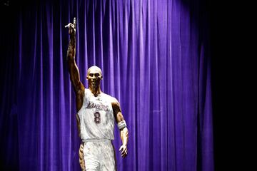 La estatua de Kobe Bryant durante una ceremonia de inauguración en el Crypto.com.