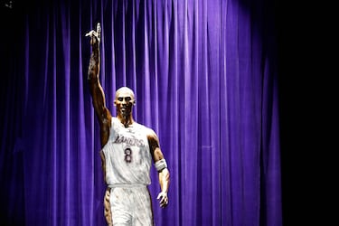 La estatua de Kobe Bryant durante una ceremonia de inauguración en el Crypto.com.
