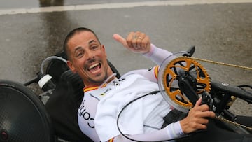 El ciclista español Sergio Garrote celebra su victoria en la prueba de fondo de la clase H2 en los Mundiales de Ciclismo y Paraciclismo en Ruta de Zurich 2024.