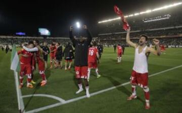 Los jugadores del Sevilla celebran su paso a cuartos de final.