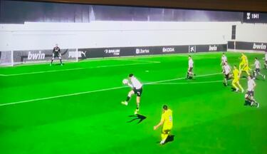 Los futbolistas del Orihuela consideran que s¨ª hubo contacto del cuero con la mano del jugador che