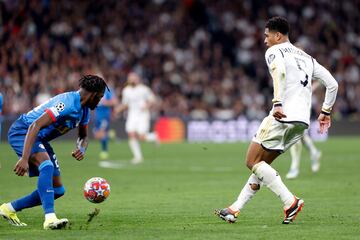 1-0. Toni Kroos inicia el contraaque, centra a Jude Bellingham, avanza y el inglés filtra un pase a Vinicius que entra por el centro del área del Lepizig para rematar al fondo de la portería Peter Gulacsi.