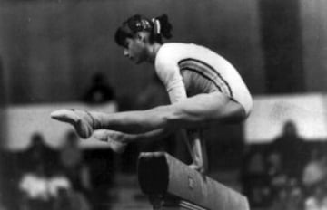 Comaneci durante su ejercicio de barra de equilibrio en los Europeos de Copenhague de 1979, consiguió la medalla de bronce.