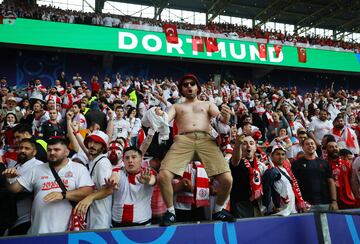 Grupos de hooligans de la selección turca y la georgiana se enfrentaron una esquina del Signal Iduna Park en los prolegómenos del partido que les enfrentaba. Los efectivos desplegados para el partido eran más de 3.000 ante la posibilidad de que hubiera altercados entre dos aficiones muy calientes.