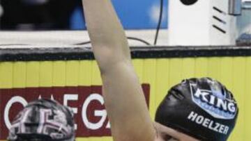 Hoelzer ha pulverizado el récord del mundo de 200 metros espalda que estaba en propiedad de la nadadora de Zimbabwe, Kirsty Coventry.