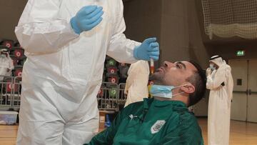 Xavi, sometiéndose a pruebas del Covid-19.