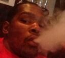 Foto de Kevin Durant fumando causa polémica en Twitter