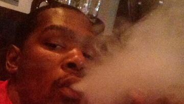 Kevin Durant, fumando una cachimba.