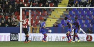 0-1. Aduriz anota el primer gol.