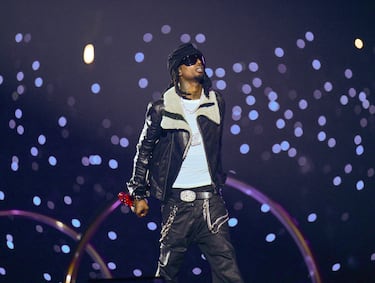 En marzo de 2025, Playboi Carti lanzó el ambicioso álbum ‘Music’, su tercer trabajo de estudio y primer álbum en cinco años. Con 30 canciones, colaboraciones de alto perfil y una estética experimental, el disco se consolidó como uno de sus mayores éxitos, ya que era uno de los más esperados por el público norteamericano. Además, gracias a su sello, este estilo de música se le conoce como Opium.