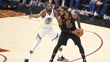 CLEVELAND, OH - JUNE 08: LeBron James #23 of the Cleveland Cavaliers defended by Kevin Durant #35 of the Golden State Warriors during Game Four of the 2018 NBA Finals at Quicken Loans Arena on June 8, 2018 in Cleveland, Ohio. NOTE TO USER: User expressly acknowledges and agrees that, by downloading and or using this photograph, User is consenting to the terms and conditions of the Getty Images License Agreement.   Jason Miller/Getty Images/AFP
 == FOR NEWSPAPERS, INTERNET, TELCOS &amp; TELEVISION USE ONLY ==