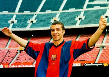 Aterriz¨® en el FC Barcelona en 1999 con tan solo 20 a?os. Llamado a ser una de las promesas del f¨²tbol portugu¨¦s, ya que era un extremo r¨¢pido y con un gran disparo desde lejos, no demostr¨® su potencial durante las dos temporadas que jug¨® de blaugrana. Jug¨® 71 partidos en los que marc¨® 4 goles y no gan¨® ning¨²n t¨ªtulo.