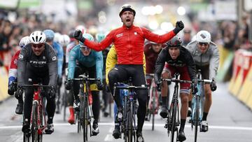 NOG AMILLY (FRANCIA), 05/03/2017.- El corredor italiano Sonny Colbrelli (c) del equipo Bahrain se impone al esprint en la segunda etapa de la París Niza disputada entre Rochefort-en-Yvelines y Amilly, de 192,5 kilómetros en Francia hoy 5 de marzo de 2017. EFE/Sebastien Nogier