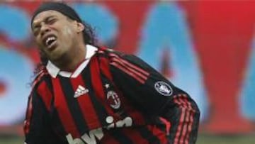 Ronaldinho deberá bajarse el sueldo a la mitad si quiere seguir en el Milán
