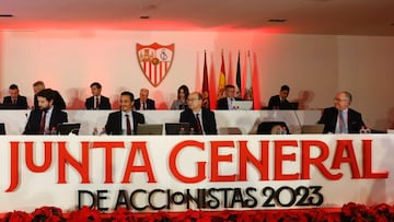 Mesa presidencial de la Junta de Accionistas del Sevilla.