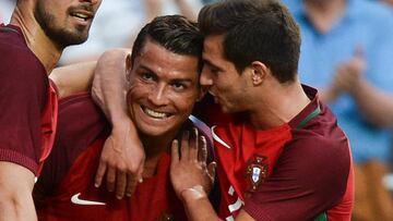 Cedric Soares abraza a Cristiano.