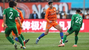 Shandong Luneng&#039;s Marouane Fellaini (C) fights for the ball with Beijing Guoan&#039;s Li Ke (R) during their Chinese Super League (CSL) football match in Beijing on December 1, 2019. (Photo by STR / AFP) / China OUT