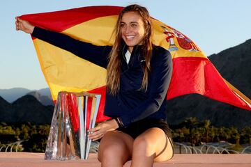 Después de unas semanas de incertidumbre por la falta de resultados, cambio de entrenador incluido, Paula Badosa logró el hito más grande hasta la fecha de su carrera. Después de la decepción de los Juegos de Tokio por aquel golpe de calor, el tenis de la catalana adquirió una nueva dimensión en el desierto californiano de Indian Wells. En el que está considerado como ‘quinto Grand Slam’, Paula superó a cuatro top-20 del ranking para alzar después el trofeo de campeona ante la veterana Victoria Azarenka, en una final épica que se resolvió después de tres horas: 7-6, 2-6 y 7-6. Además, Paula alcanzaba el top-10 de la WTA por primera vez. Doble alegría.