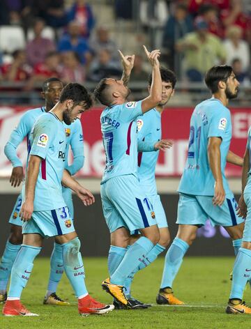 0-1. Barcelona players celebrate Paco Alcácer's goal.