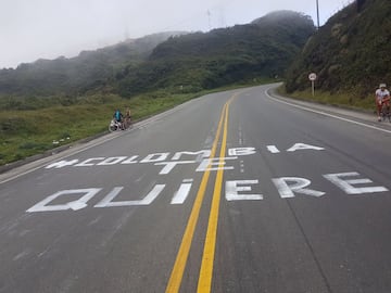 En su cumpleaños, Nairo Quintana fue sorprendido por sus seguidores en el Alto de la Línea. 