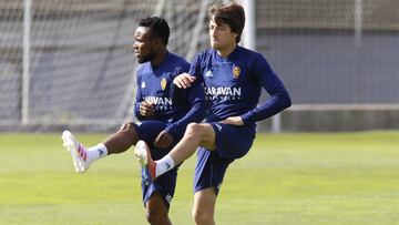 James Igbekeme, en el entrenamiento de esta mañana junto a Delmás.