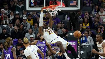 LeBron James, alero de Los Angeles Lakers, realiza un mate ante Sacramento Kings.