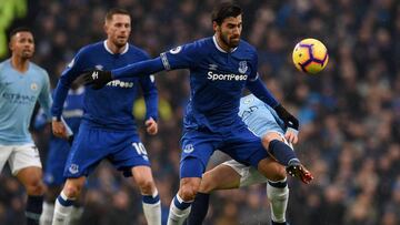 Manchester City's Portuguese midfielder Bernardo Silva (R) vies with Everton's Portuguese midfielder André Gomes (C) during the English Premier League football match between Manchester City and Everton at the Etihad Stadium in Manchester,