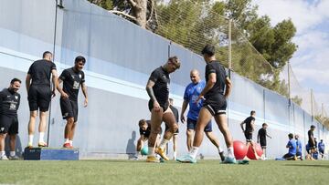 Los jugadores del M&aacute;laga, ejercit&aacute;ndose en el Anexo.