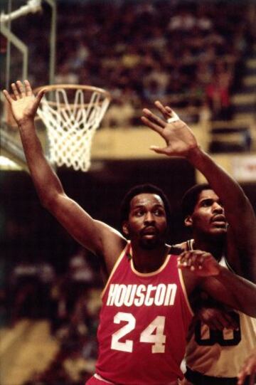 Moses Malone comenzó en la temporada 78/79 con los Houston Rockets. En Texas estuvo esa y las siguientes cinco campañas. En esta franquicia causó un impacto inmediato, ayudándola a convertirse en una de las más respetadas de la liga. En imagen, en uno de 