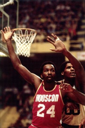 Moses Malone comenzó en la temporada 78/79 con los Houston Rockets. En Texas estuvo esa y las siguientes cinco campañas. En esta franquicia causó un impacto inmediato, ayudándola a convertirse en una de las más respetadas de la liga. En imagen, en uno de
