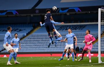 Gran salto y cabezazo de Marquinhos que manda el balón al larguero de la portería de Ederson.