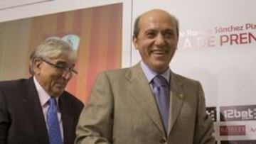 <b>DEFRAUDADO. </b>Del Nido, en la presentación de un nuevo esponsor.