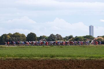 Panorámica del pelotón durante la etapa de hoy.