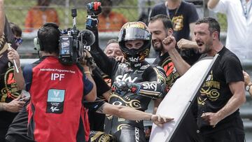 YUS09. Sepang (Malaysia), 04/11/2018.- Italian Moto2 rider Francesco Bagnaia (C) of SKY Racing Team VR6 celebrates after won the Moto2 world championship tittle during the Motorcycling Grand Prix of Malaysia 2018 in Sepang International Circuit, outside Kuala Lumpur, Malaysia, 04 November 2018. (Motociclismo, Ciclismo, Francia, Malasia) EFE/EPA/AHMAD YUSNI