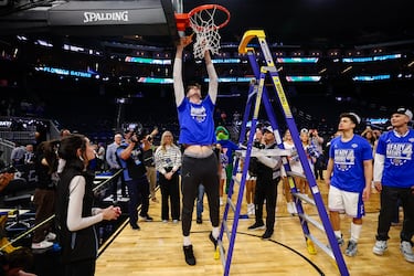 Olivier Rioux corta la red de la canasta sin necesidad de saltar tras el partido de la Final Four del Torneo de Baloncesto Masculino de la NCAA en el Alamodome el 5 de abril de 2025 en San Antonio, Texas.