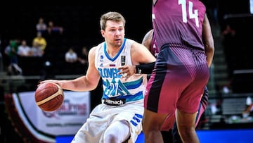 Luka Doncic avanza durante el partido entre Eslovenia y Venezuela del Preol&iacute;mpico de Kaunas.