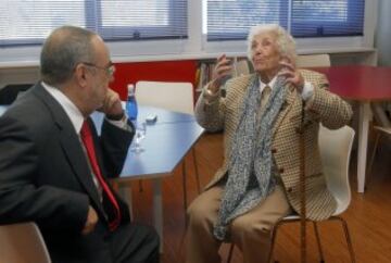 El Foro 2014 AS dedicó su espacio a la mujer, como homenaje al día de la Mujer Trabajadora que se celebra el próximo sábado. Se homenajeó a la pionera del basket Encarnación Hernández en la imágen conversando con Alfredo Relaño