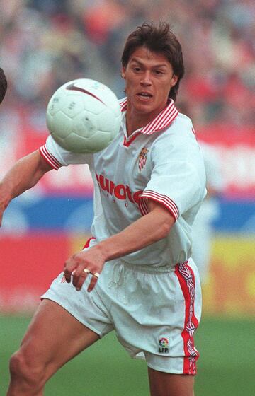 El centrocampista argentino jugó una sola temporada en España, fue en el Sevilla en la 96/97.