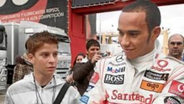 <b>RESPETO AL DEPORTISTA. </b>Tanto en Barcelona como en los anteriores test de Valencia y Jerez, Lewis Hamilton ha firmado muchos autógrafos a los fans de Alonso.