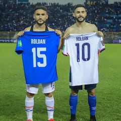 Momento memorable del intercambio de camisetas entre los Roldán