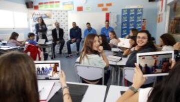 Simpson, Aradori y Slokar, con los ni&ntilde;os y ni&ntilde;as de 1&ordm; de la ESO del colegio Estudiantes Las Tablas.