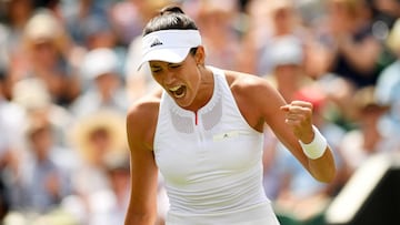 Muguruza celebra un punto ante Kerber en los octavos de Wimbledon 2017.