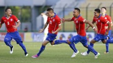 Rodrigo Echeverría celebra el primero de Chile sobre Venezuela.
