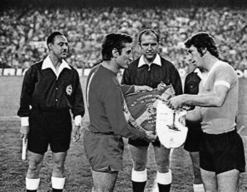 La inauguración oficial del Vicente Calderón fue con este partido entre España y Uruguay. El estadio recibe así el nombre del presidente que consiguió terminarlo. En la foto, Calleja, el capitán de la Selección (izquierda) en el intercambio de banderines con el capitán uruguayo.