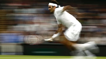 Roger Federer corre para devolver una bola a Daniel Evans durante su partido de tercera ronda de Wimbledon, el &uacute;ltimo torneo que ha disputado el tenista suizo hasta la fecha.